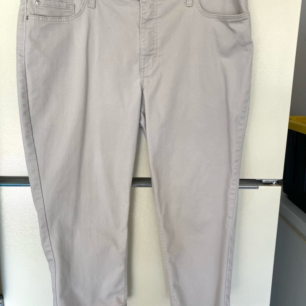Cute Lee Capris. Women’s size 18. Tan.
